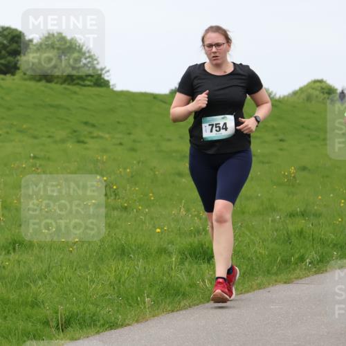 04.05.2025 - 8. Wedeler Halbmarathon Lena Gebhardt http://msf.ph/oto/7836089 04.05.2025 11:30:00 Laufen 754, 191 meine-sportfotos.de