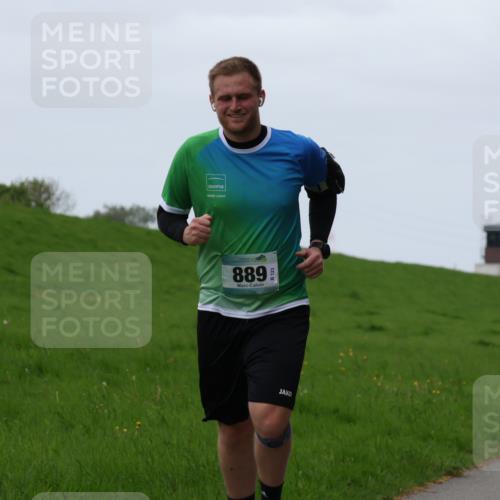 04.05.2025 - 8. Wedeler Halbmarathon Yannick Fuchs http://msf.ph/oto/7836101 04.05.2025 11:23:53 Laufen 889 meine-sportfotos.de
