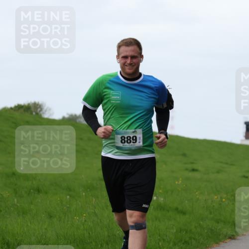 04.05.2025 - 8. Wedeler Halbmarathon Yannick Fuchs http://msf.ph/oto/7836109 04.05.2025 11:23:53 Laufen 889, 112 meine-sportfotos.de
