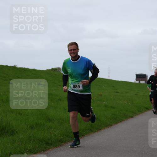 04.05.2025 - 8. Wedeler Halbmarathon Yannick Fuchs http://msf.ph/oto/7836126 04.05.2025 11:23:53 Laufen 889, 1175 meine-sportfotos.de