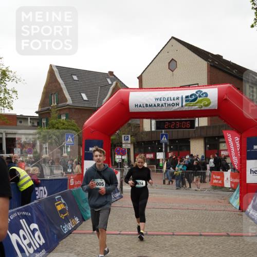 04.05.2025 - 8. Wedeler Halbmarathon Felixshl http://msf.ph/oto/7836264 04.05.2025 12:23:04 Ziel 683, 974, 1005 meine-sportfotos.de