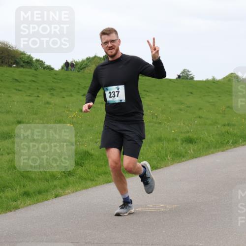 04.05.2025 - 8. Wedeler Halbmarathon Lena Gebhardt http://msf.ph/oto/7836575 04.05.2025 11:31:20 Laufen 237 meine-sportfotos.de