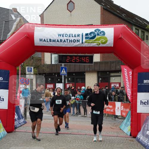 04.05.2025 - 8. Wedeler Halbmarathon Felixshl http://msf.ph/oto/7836747 04.05.2025 12:25:44 Ziel 41, 129, 133, 938 meine-sportfotos.de