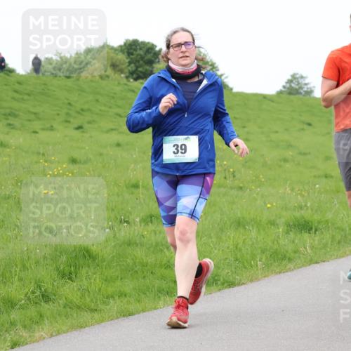 04.05.2025 - 8. Wedeler Halbmarathon Lena Gebhardt http://msf.ph/oto/7836964 04.05.2025 11:32:24 Laufen 39, 302, 102 meine-sportfotos.de