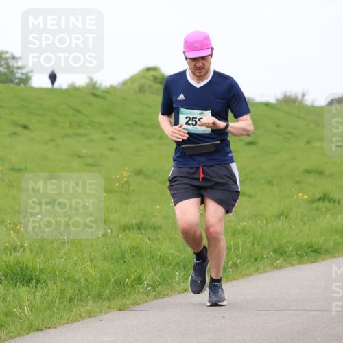 04.05.2025 - 8. Wedeler Halbmarathon Lena Gebhardt http://msf.ph/oto/7837180 04.05.2025 11:33:25 Laufen 255 meine-sportfotos.de