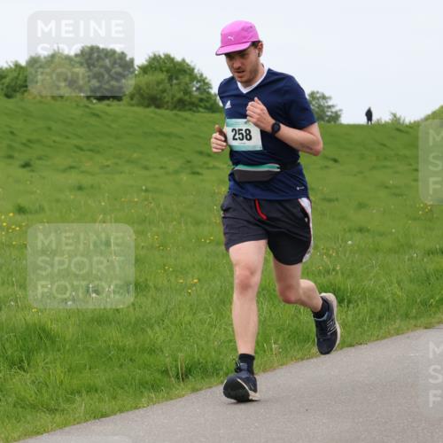 04.05.2025 - 8. Wedeler Halbmarathon Lena Gebhardt http://msf.ph/oto/7837185 04.05.2025 11:33:27 Laufen 258 meine-sportfotos.de