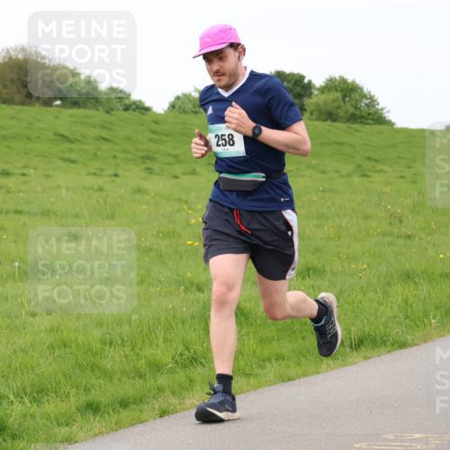 04.05.2025 - 8. Wedeler Halbmarathon Lena Gebhardt http://msf.ph/oto/7837192 04.05.2025 11:33:27 Laufen 258 meine-sportfotos.de