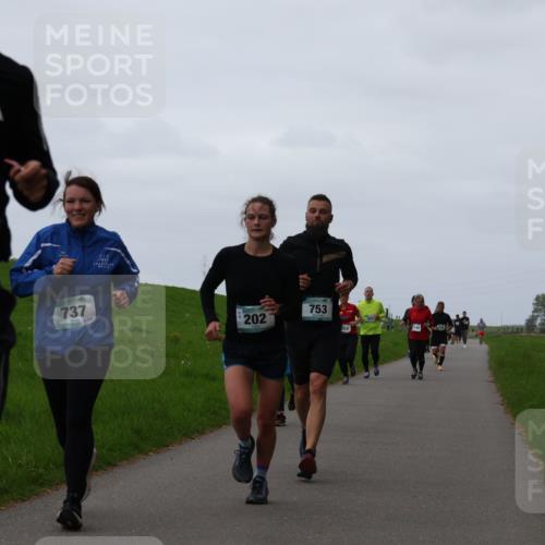 04.05.2025 - 8. Wedeler Halbmarathon Yannick Fuchs http://msf.ph/oto/7837499 04.05.2025 11:24:47 Laufen 755, 818, 737, 136, 202, 753 meine-sportfotos.de