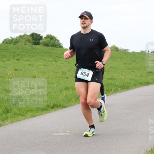 04.05.2025 - 8. Wedeler Halbmarathon Lena Gebhardt http://msf.ph/oto/7837677 04.05.2025 11:34:54 Laufen 854, 1014 meine-sportfotos.de