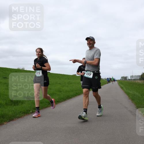 04.05.2025 - 8. Wedeler Halbmarathon Yannick Fuchs http://msf.ph/oto/7837841 04.05.2025 11:46:27 Laufen 572, 573 meine-sportfotos.de