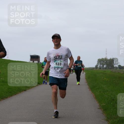 04.05.2025 - 8. Wedeler Halbmarathon Yannick Fuchs http://msf.ph/oto/7837871 04.05.2025 11:24:59 Laufen 475, 533 meine-sportfotos.de