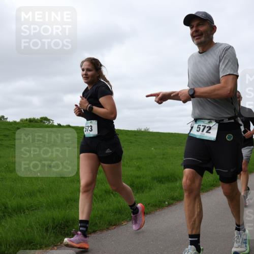 04.05.2025 - 8. Wedeler Halbmarathon Yannick Fuchs http://msf.ph/oto/7837886 04.05.2025 11:46:28 Laufen 572, 573 meine-sportfotos.de