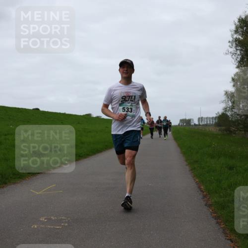 04.05.2025 - 8. Wedeler Halbmarathon Yannick Fuchs http://msf.ph/oto/7837943 04.05.2025 11:25:01 Laufen 533 meine-sportfotos.de