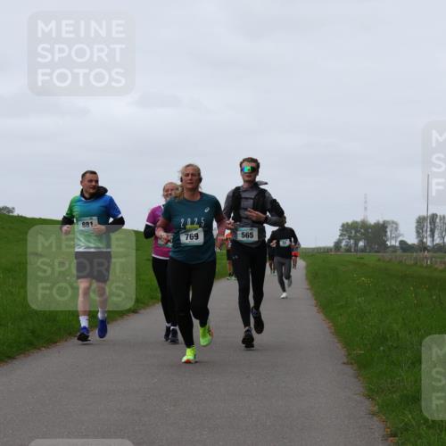 04.05.2025 - 8. Wedeler Halbmarathon Yannick Fuchs http://msf.ph/oto/7837980 04.05.2025 11:25:05 Laufen 881, 769, 565, 11 meine-sportfotos.de