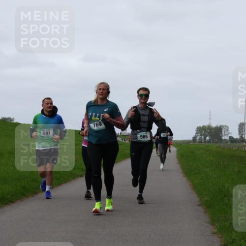 04.05.2025 - 8. Wedeler Halbmarathon Yannick Fuchs http://msf.ph/oto/7838013 04.05.2025 11:25:06 Laufen 881, 769, 565, 31 meine-sportfotos.de
