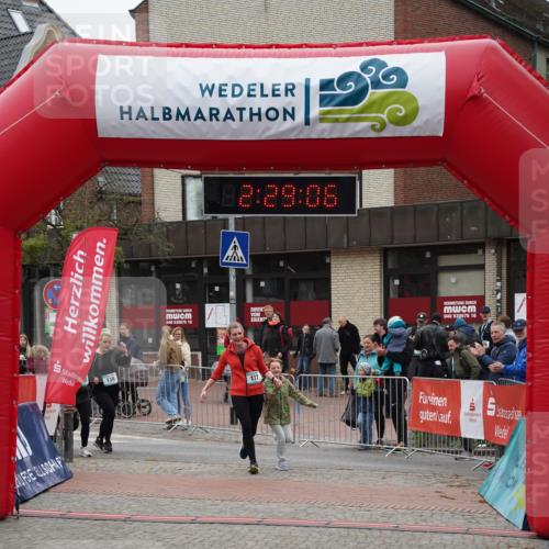04.05.2025 - 8. Wedeler Halbmarathon Felixshl http://msf.ph/oto/7838039 04.05.2025 12:29:04 Ziel 136, 137 meine-sportfotos.de