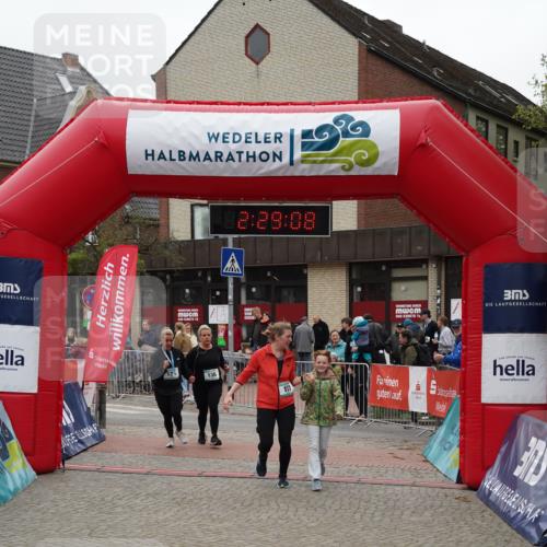 04.05.2025 - 8. Wedeler Halbmarathon Felixshl http://msf.ph/oto/7838079 04.05.2025 12:29:05 Ziel 136, 137 meine-sportfotos.de