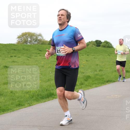 04.05.2025 - 8. Wedeler Halbmarathon Lena Gebhardt http://msf.ph/oto/7838083 04.05.2025 11:36:19 Laufen 024, 21, 101, 1010 meine-sportfotos.de