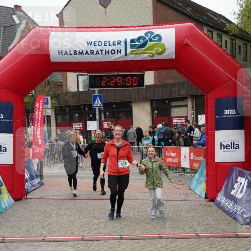 04.05.2025 - 8. Wedeler Halbmarathon Felixshl http://msf.ph/oto/7838141 04.05.2025 12:29:06 Ziel 136, 137 meine-sportfotos.de
