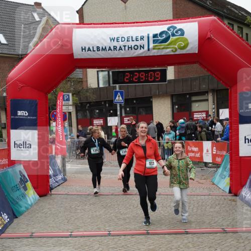 04.05.2025 - 8. Wedeler Halbmarathon Felixshl http://msf.ph/oto/7838164 04.05.2025 12:29:07 Ziel 136, 137 meine-sportfotos.de