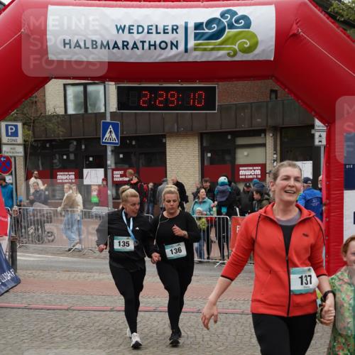 04.05.2025 - 8. Wedeler Halbmarathon Felixshl http://msf.ph/oto/7838176 04.05.2025 12:29:08 Ziel 136, 137 meine-sportfotos.de