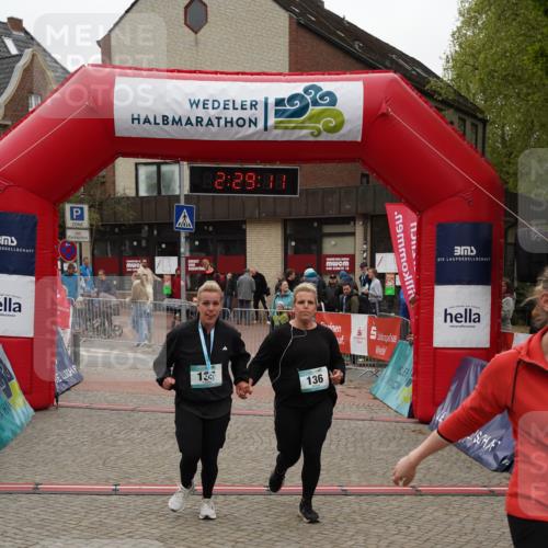 04.05.2025 - 8. Wedeler Halbmarathon Felixshl http://msf.ph/oto/7838226 04.05.2025 12:29:09 Ziel 136, 137 meine-sportfotos.de