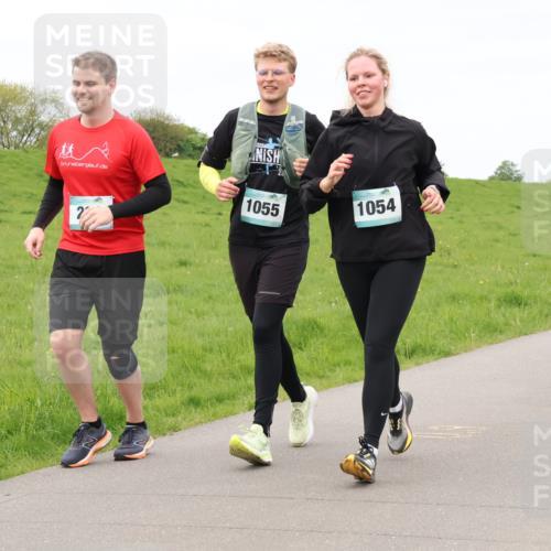 04.05.2025 - 8. Wedeler Halbmarathon Lena Gebhardt http://msf.ph/oto/7838253 04.05.2025 11:36:51 Laufen 1055, 1054 meine-sportfotos.de