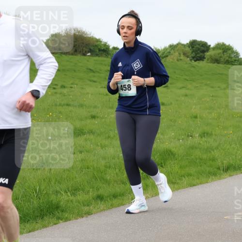 04.05.2025 - 8. Wedeler Halbmarathon Lena Gebhardt http://msf.ph/oto/7838425 04.05.2025 11:37:15 Laufen 1071, 4057, 458 meine-sportfotos.de