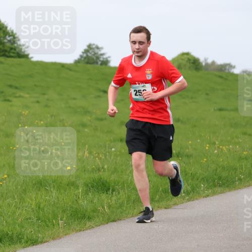 04.05.2025 - 8. Wedeler Halbmarathon Lena Gebhardt http://msf.ph/oto/7839436 04.05.2025 11:43:43 Laufen 25, 233 meine-sportfotos.de