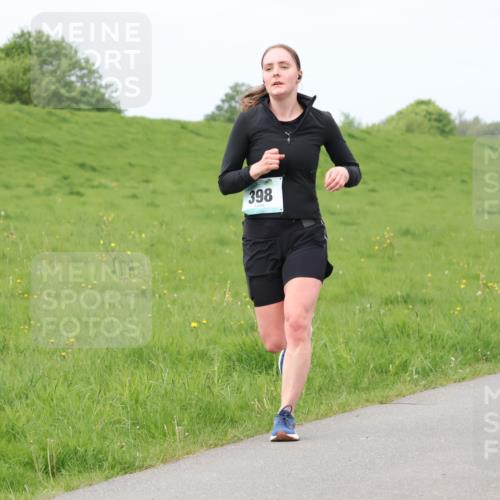 04.05.2025 - 8. Wedeler Halbmarathon Lena Gebhardt http://msf.ph/oto/7839466 04.05.2025 11:43:47 Laufen 398 meine-sportfotos.de