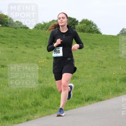 04.05.2025 - 8. Wedeler Halbmarathon Lena Gebhardt http://msf.ph/oto/7839484 04.05.2025 11:43:48 Laufen 398 meine-sportfotos.de