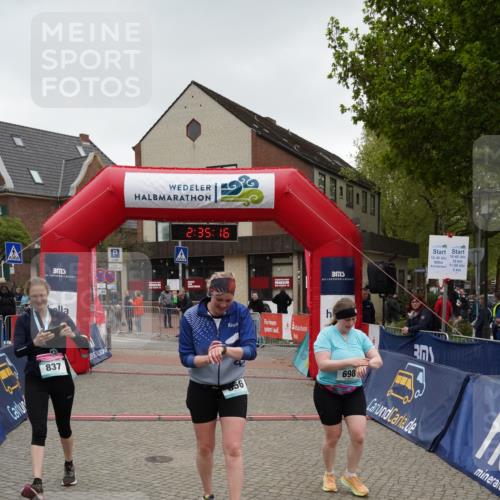 04.05.2025 - 8. Wedeler Halbmarathon Felixshl http://msf.ph/oto/7839627 04.05.2025 12:35:14 Ziel 698, 856 meine-sportfotos.de