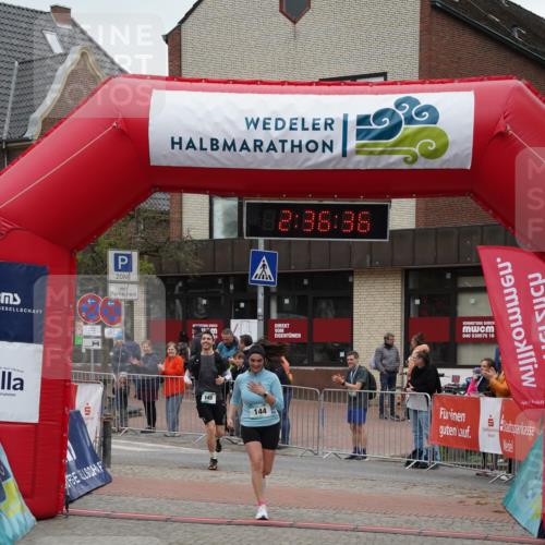 04.05.2025 - 8. Wedeler Halbmarathon Felixshl http://msf.ph/oto/7840035 04.05.2025 12:36:33 Ziel 144, 145 meine-sportfotos.de