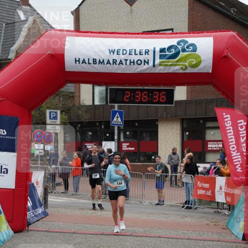 04.05.2025 - 8. Wedeler Halbmarathon Felixshl http://msf.ph/oto/7840044 04.05.2025 12:36:33 Ziel 144, 145 meine-sportfotos.de