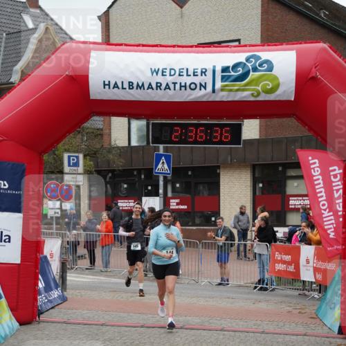 04.05.2025 - 8. Wedeler Halbmarathon Felixshl http://msf.ph/oto/7840054 04.05.2025 12:36:34 Ziel 144, 145 meine-sportfotos.de