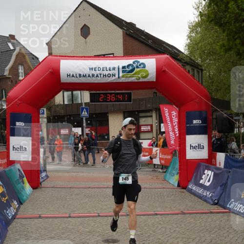 04.05.2025 - 8. Wedeler Halbmarathon Felixshl http://msf.ph/oto/7840206 04.05.2025 12:36:38 Ziel 144, 145 meine-sportfotos.de