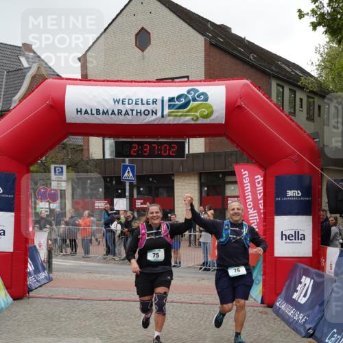 04.05.2025 - 8. Wedeler Halbmarathon Felixshl http://msf.ph/oto/7840402 04.05.2025 12:36:59 Ziel 75, 76 meine-sportfotos.de