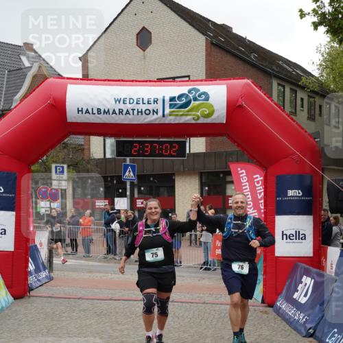 04.05.2025 - 8. Wedeler Halbmarathon Felixshl http://msf.ph/oto/7840412 04.05.2025 12:37:00 Ziel 75, 76, 499, 500 meine-sportfotos.de
