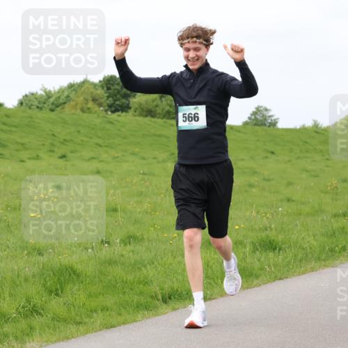 04.05.2025 - 8. Wedeler Halbmarathon Lena Gebhardt http://msf.ph/oto/7840431 04.05.2025 11:48:30 Laufen 566 meine-sportfotos.de