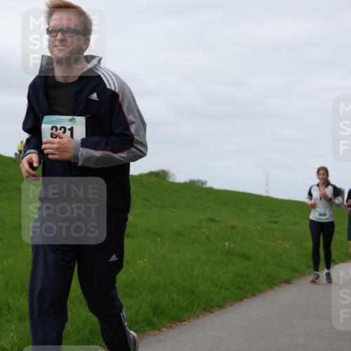 04.05.2025 - 8. Wedeler Halbmarathon Yannick Fuchs http://msf.ph/oto/7840432 04.05.2025 11:47:48 Laufen 821, 908 meine-sportfotos.de