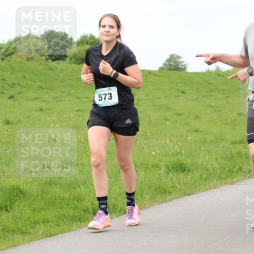04.05.2025 - 8. Wedeler Halbmarathon Lena Gebhardt http://msf.ph/oto/7840451 04.05.2025 11:48:39 Laufen 573, 572 meine-sportfotos.de