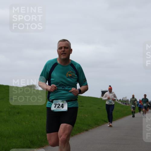 04.05.2025 - 8. Wedeler Halbmarathon Yannick Fuchs http://msf.ph/oto/7840561 04.05.2025 11:27:11 Laufen 724, 864 meine-sportfotos.de