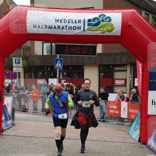 04.05.2025 - 8. Wedeler Halbmarathon Felixshl http://msf.ph/oto/7840982 04.05.2025 12:39:59 Ziel 4, 26, 29 meine-sportfotos.de