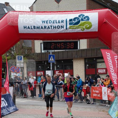 04.05.2025 - 8. Wedeler Halbmarathon Felixshl http://msf.ph/oto/7841119 04.05.2025 12:45:36 Ziel 804, 805 meine-sportfotos.de