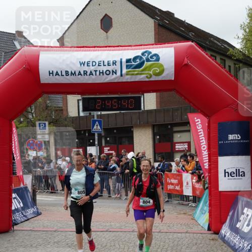 04.05.2025 - 8. Wedeler Halbmarathon Felixshl http://msf.ph/oto/7841150 04.05.2025 12:45:37 Ziel 804, 805 meine-sportfotos.de