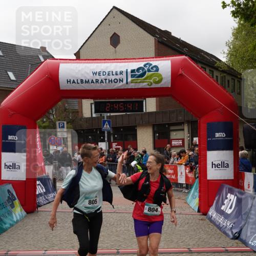 04.05.2025 - 8. Wedeler Halbmarathon Felixshl http://msf.ph/oto/7841165 04.05.2025 12:45:39 Ziel 804, 805 meine-sportfotos.de