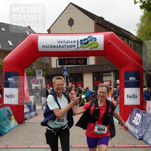04.05.2025 - 8. Wedeler Halbmarathon Felixshl http://msf.ph/oto/7841188 04.05.2025 12:45:39 Ziel 804, 805 meine-sportfotos.de