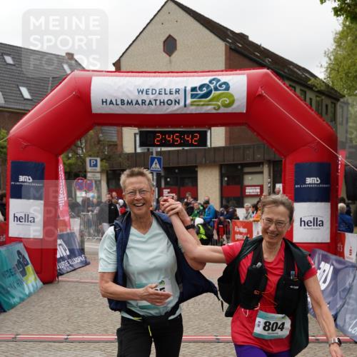 04.05.2025 - 8. Wedeler Halbmarathon Felixshl http://msf.ph/oto/7841202 04.05.2025 12:45:40 Ziel 804, 805 meine-sportfotos.de