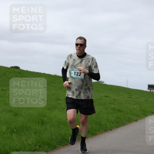 04.05.2025 - 8. Wedeler Halbmarathon Yannick Fuchs http://msf.ph/oto/7841529 04.05.2025 11:49:21 Laufen 122 meine-sportfotos.de