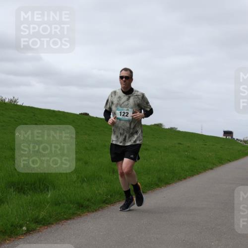 04.05.2025 - 8. Wedeler Halbmarathon Yannick Fuchs http://msf.ph/oto/7841543 04.05.2025 11:49:22 Laufen 122 meine-sportfotos.de